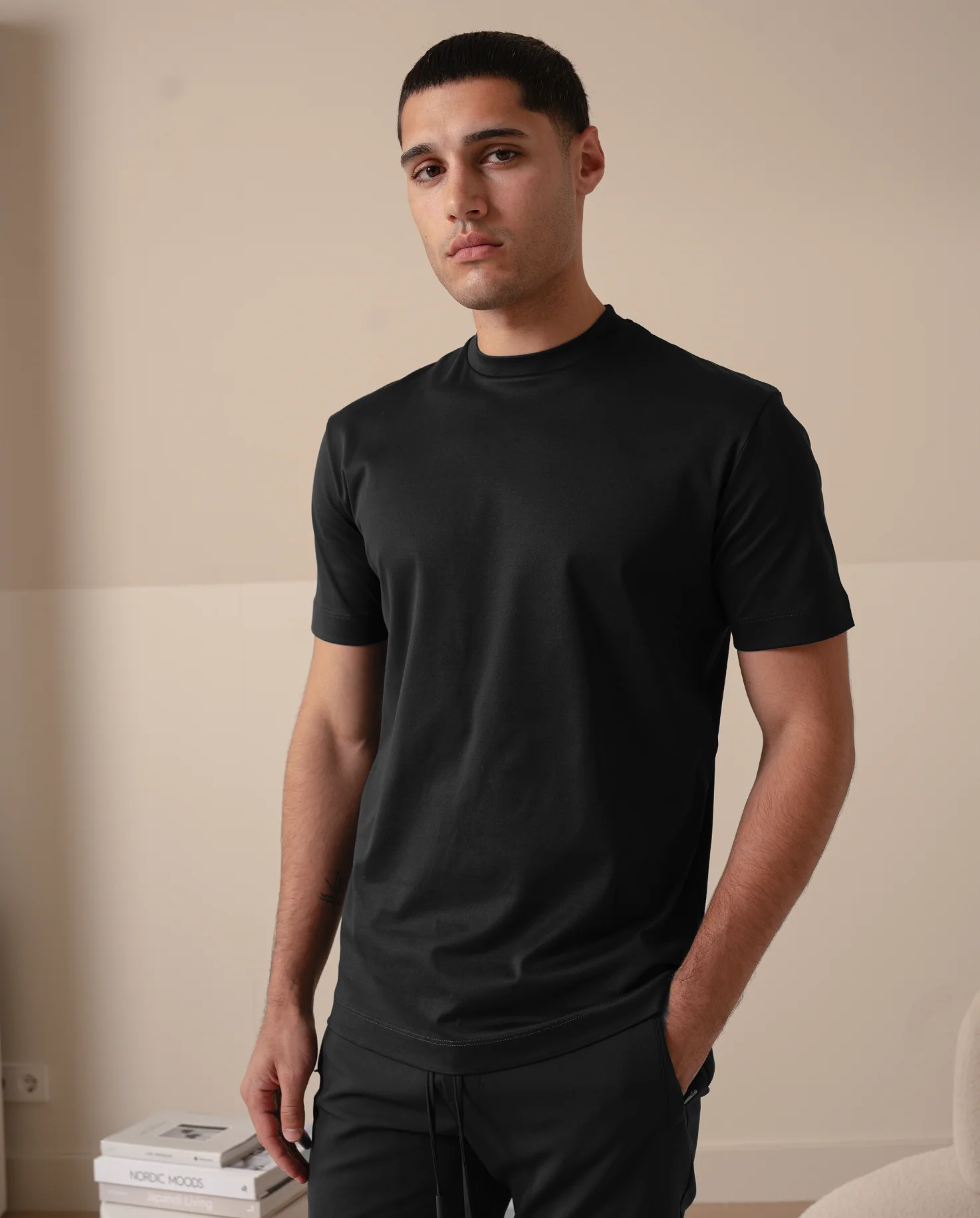LUXE T-SHIRT - BLACK - Image 4