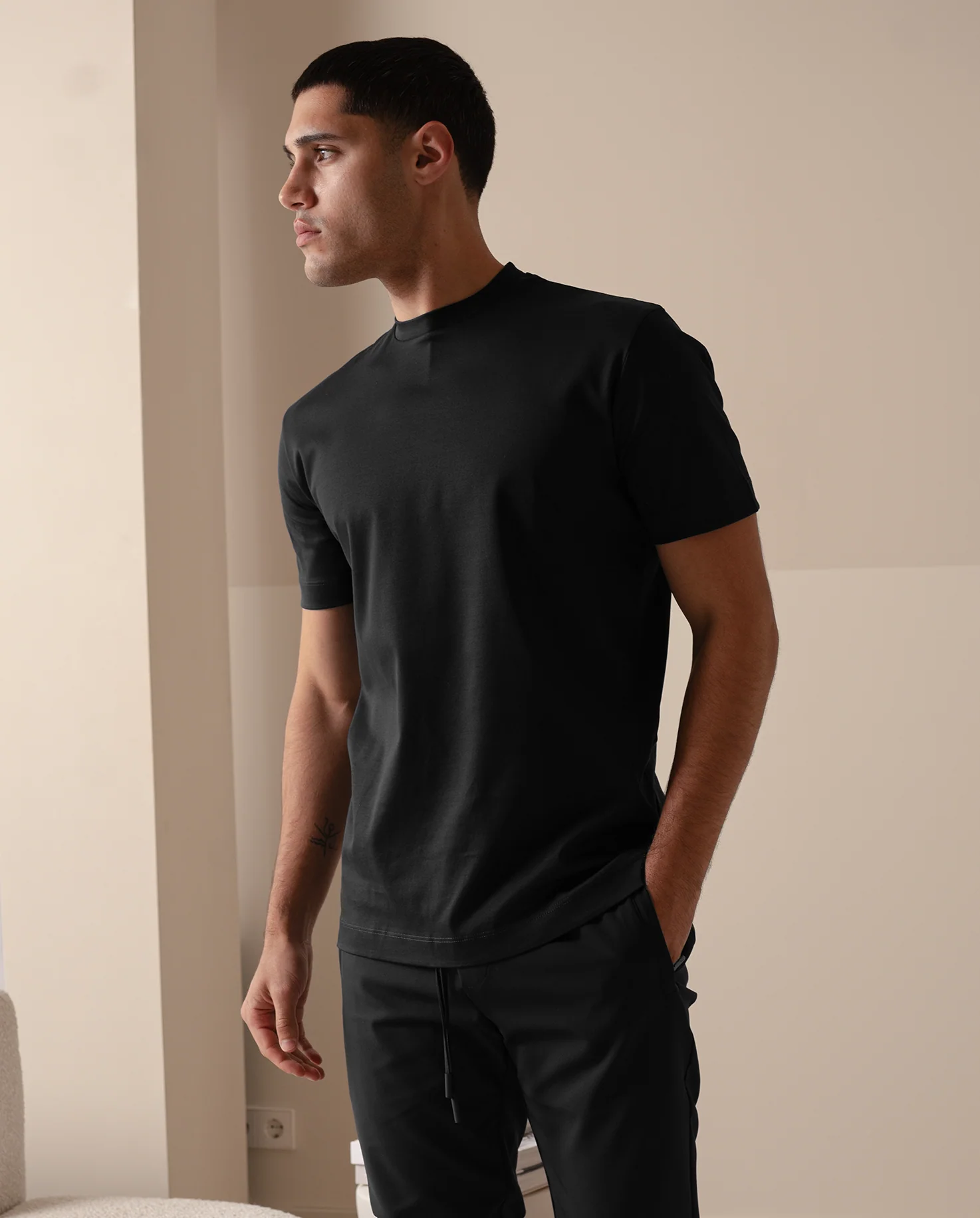 LUXE T-SHIRT - BLACK - Image 7